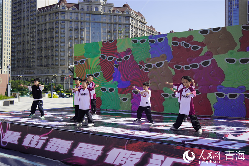 小朋友正在進行街舞匯演。人民網 馬可欣攝