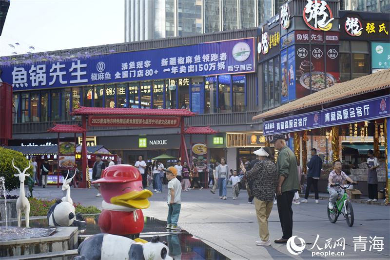 游客在商業街內拍照打卡。人民網 馬可欣攝