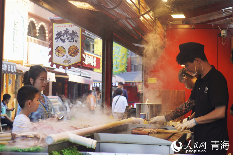 游客正在購買特色美食。人民網 馬可欣攝