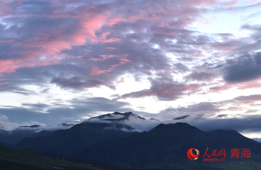 祁連山的晚霞。人民網記者 甘海瓊攝