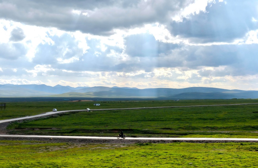 祁連山下好牧場。仁青多杰攝