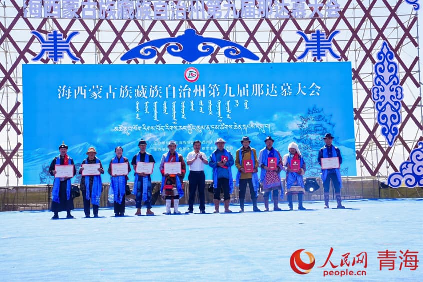 为运动员颁奖。人民网 况玉摄