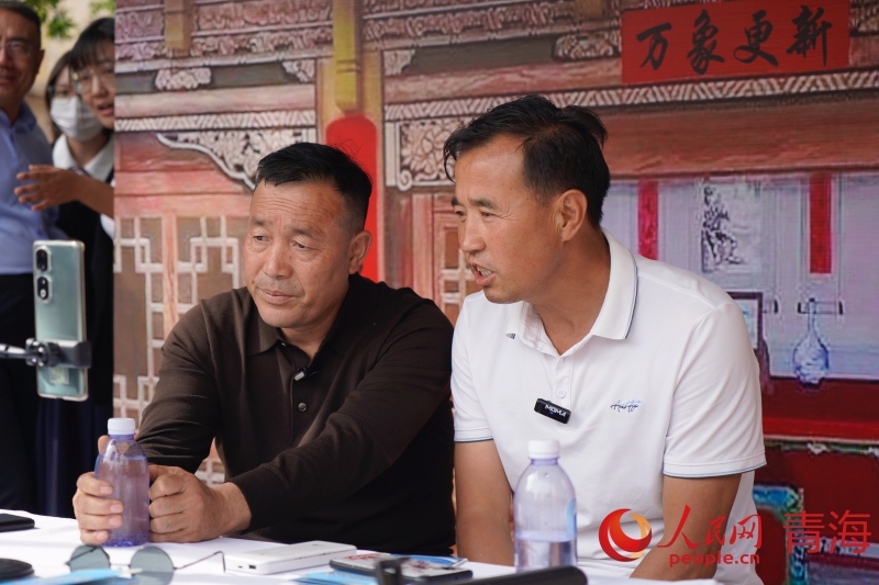 仙米村移风易俗直播间正在直播。人民网 马可欣摄