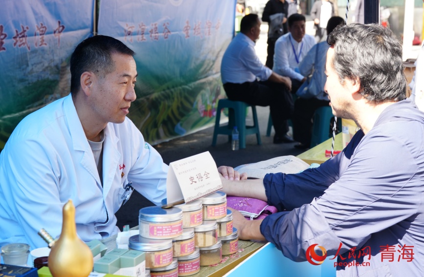 市民在中醫藥康養區。人民網記者 甘海瓊攝