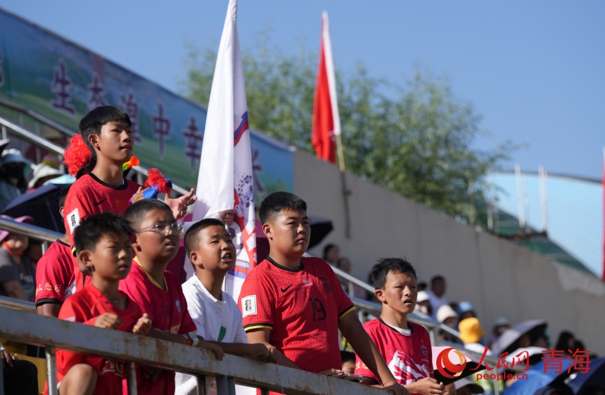 比賽現場的小球迷。人民網記者 甘海瓊攝