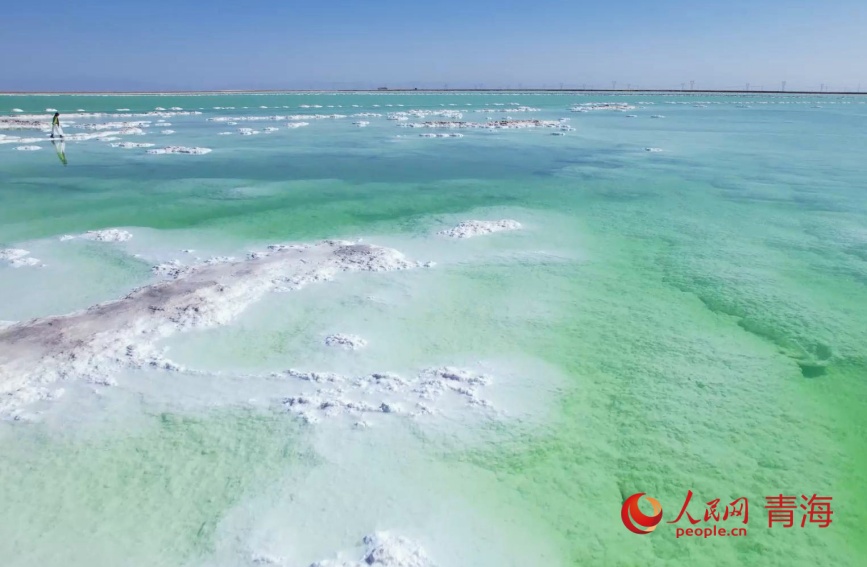 秋日的察爾汗鹽湖。人民網記者 甘海瓊攝