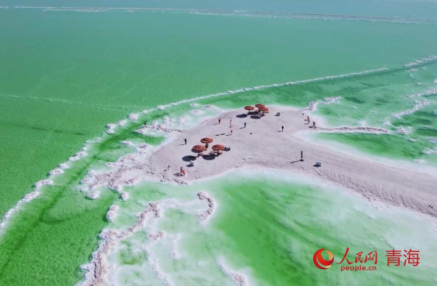 秋日的察爾汗鹽湖。人民網記者 甘海瓊攝