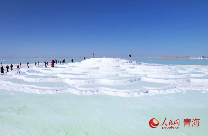 察爾汗鹽湖的大鹽花。人民網記者 甘海瓊攝