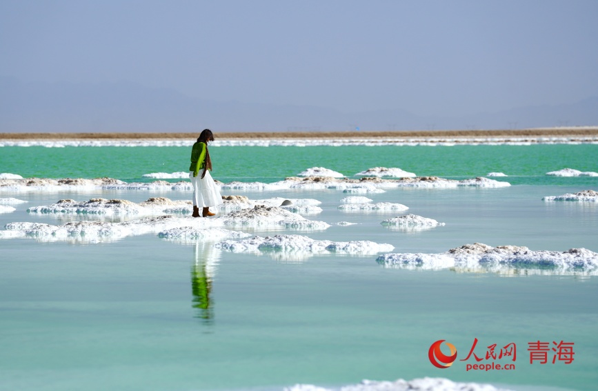 游客在察爾汗鹽湖。人民網記者 甘海瓊攝