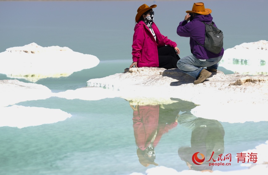 游客在察爾汗鹽湖。人民網記者 甘海瓊攝