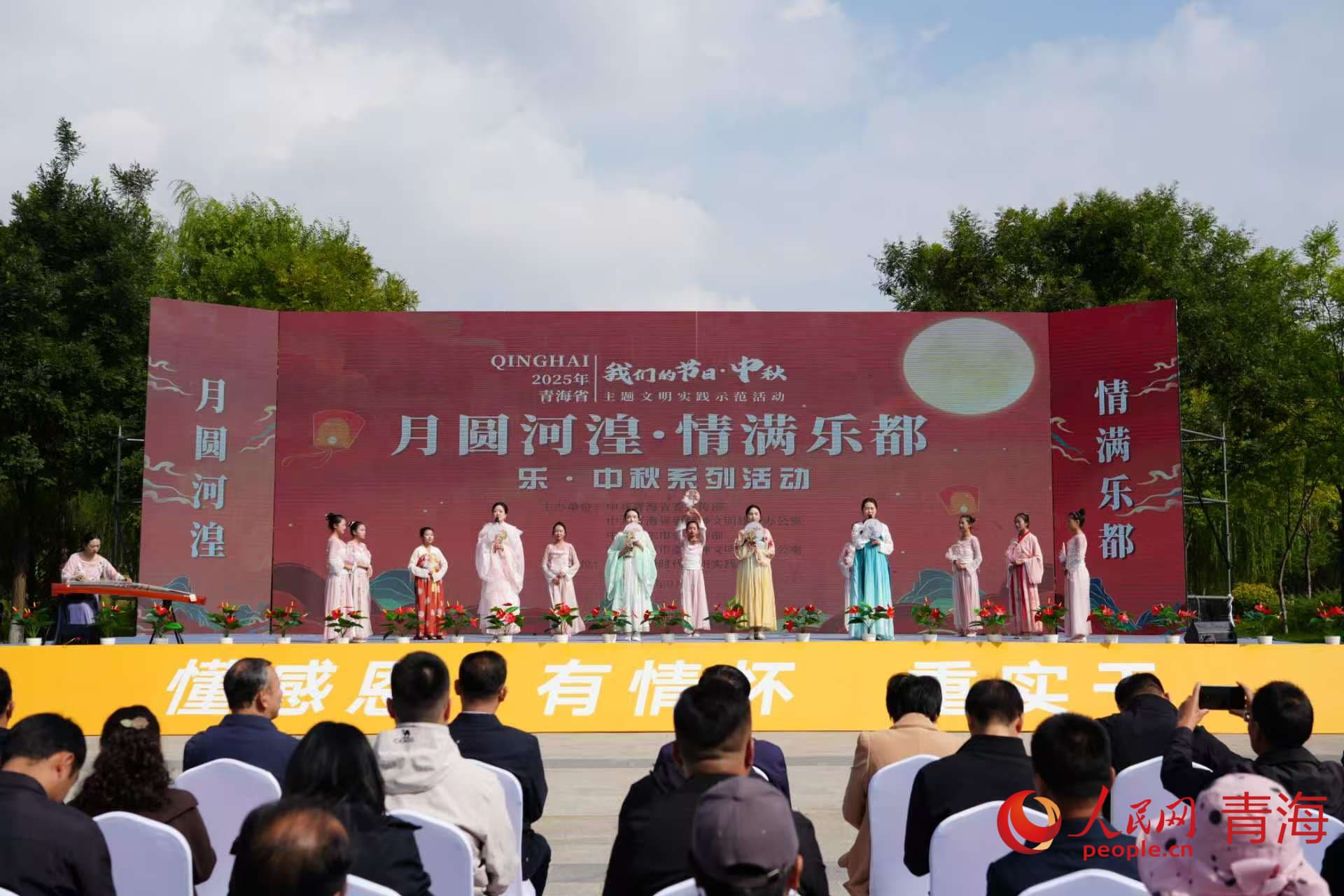 文艺演出。实习生 孟啟昇摄