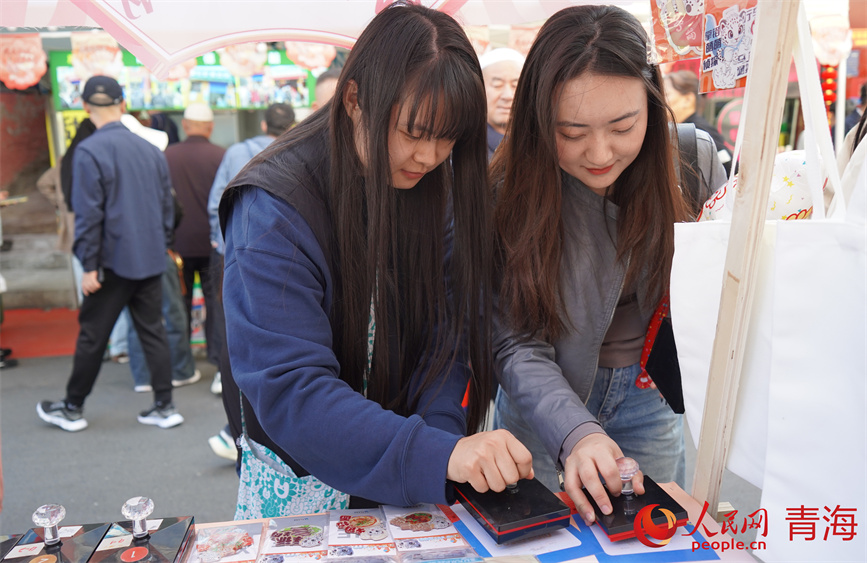 游客正在蓋雪豹印章。人民網 馬可欣攝