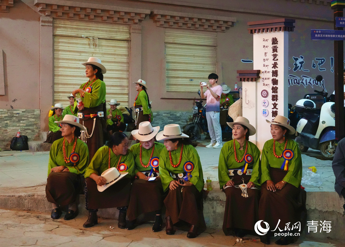 当地群众在热贡唐卡艺术小镇观看节目。人民网记者 杨启红摄