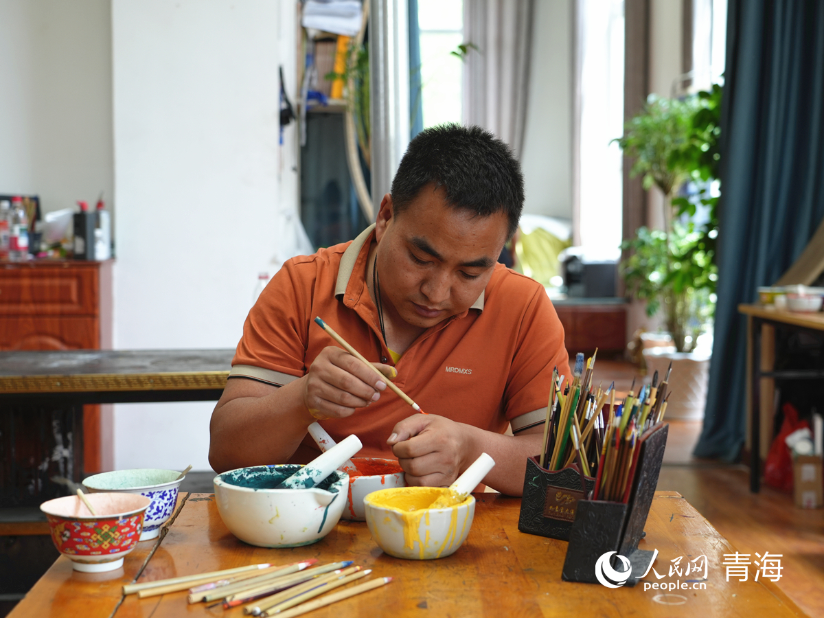 调试颜料。人民网记者 杨启红摄