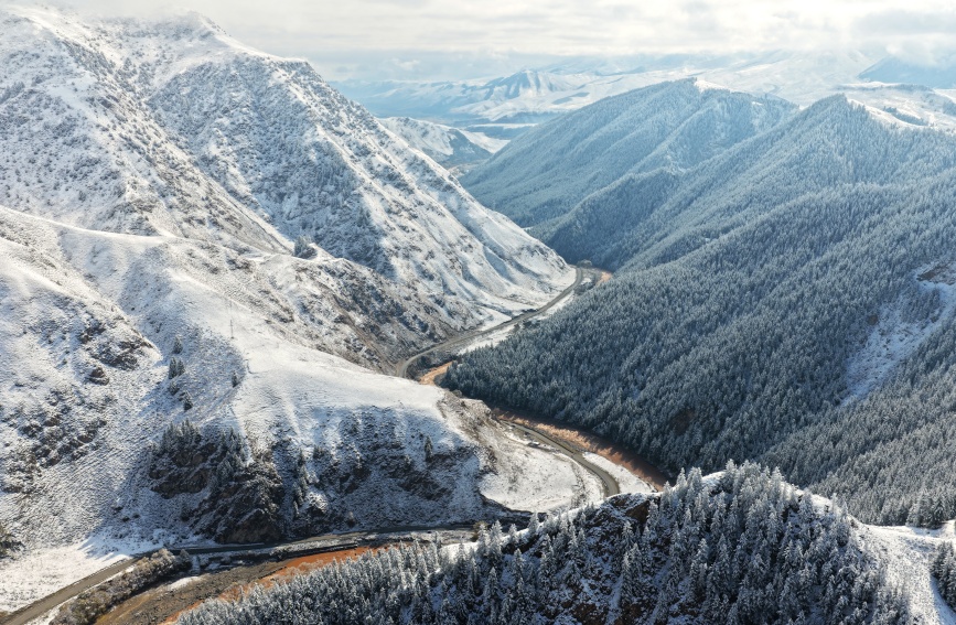 秋雪遇祁連。安雪姣攝