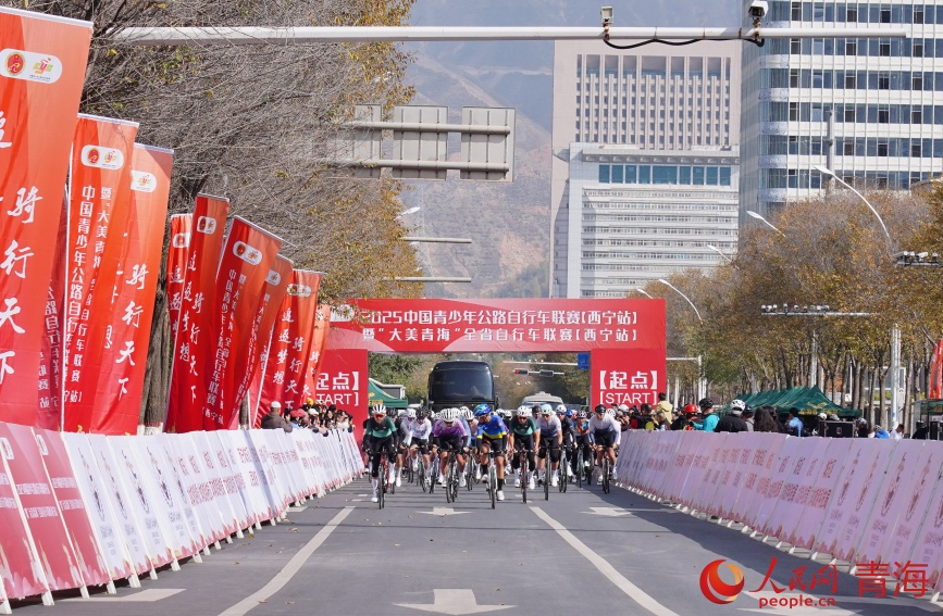 发令枪响,百骑竞发。 实习生 孟啟昇摄