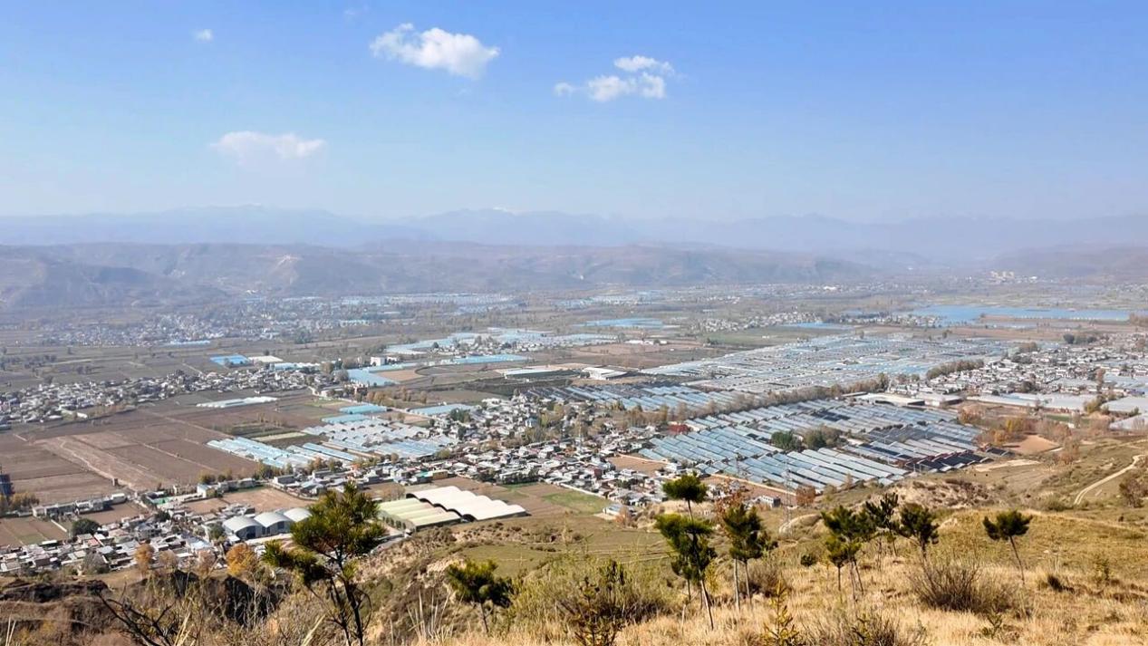 遠眺巴達村。王文霞攝