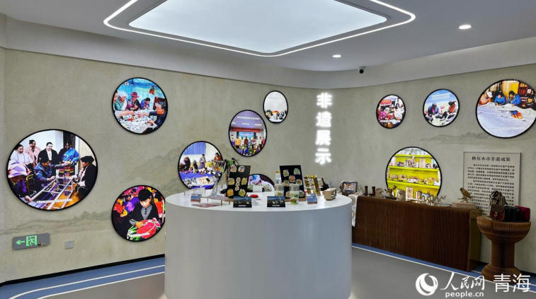 溫格兩地共創文創產品展示。實習生 馬司宇攝