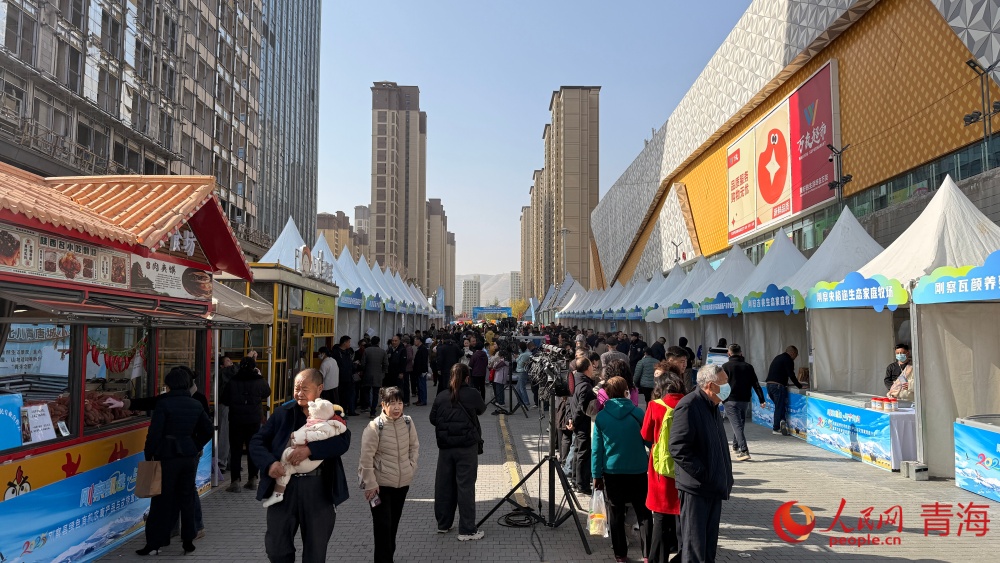 活动现场人头攒动。人民网 况玉摄