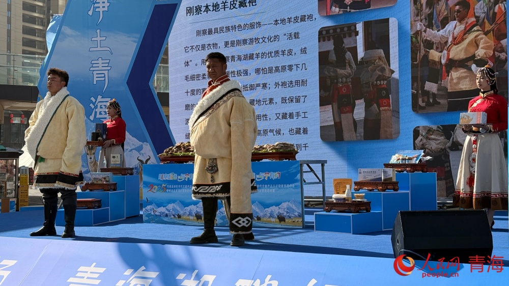 羊皮藏袍展示。人民网 况玉摄