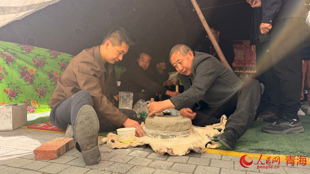 石磨糌粑。人民网 况玉摄