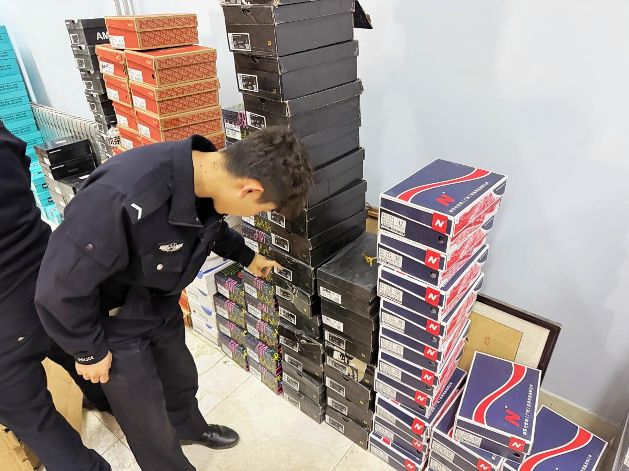 清點假冒商品。城北公安分局供圖