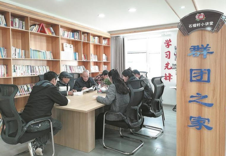 社区石榴籽讲堂。 汪清梅 摄