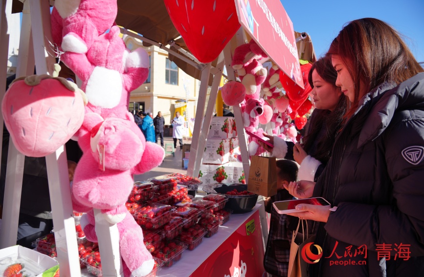 游客在市集上购买农特产品。人民网记者 甘海琼摄