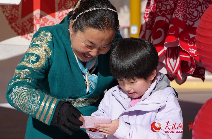 小朋友的剪纸体验。人民网记者 甘海琼摄