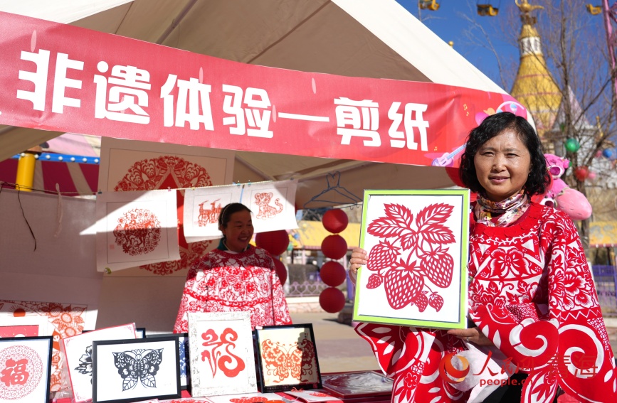 草莓主题剪纸。人民网记者 甘海琼摄