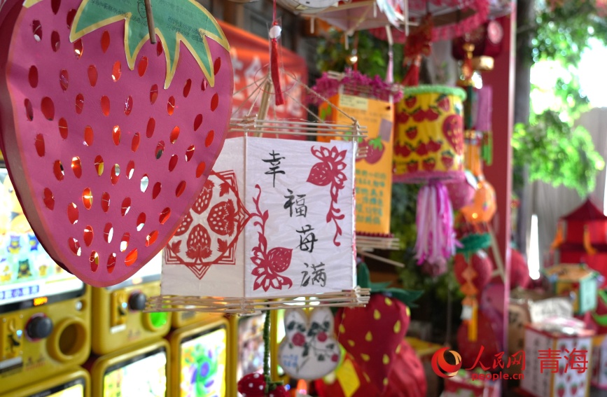 草莓主题花灯。人民网记者 甘海琼摄