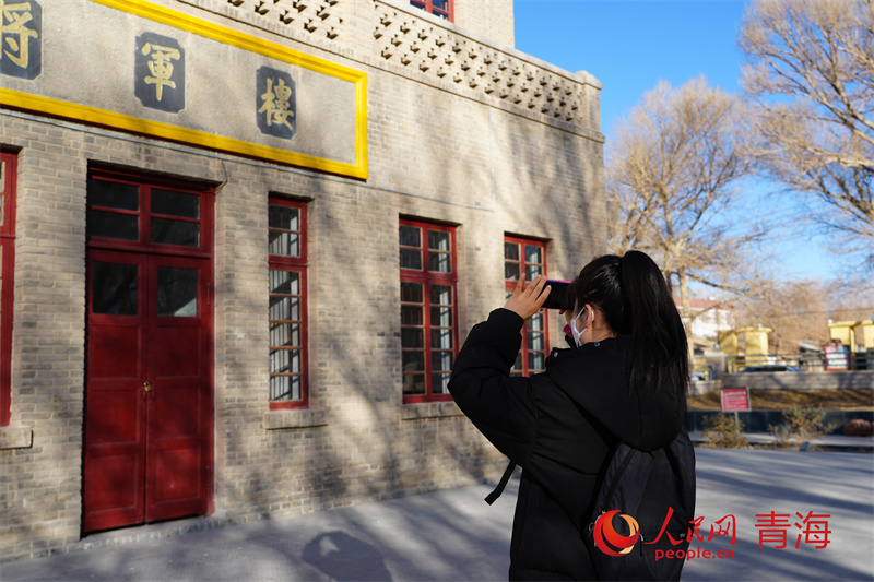 游客拍照打卡将军楼。人民网 马可欣摄