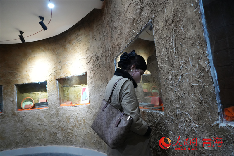 游客在青藏公路纪念馆内参观各类展品。人民网 马可欣摄