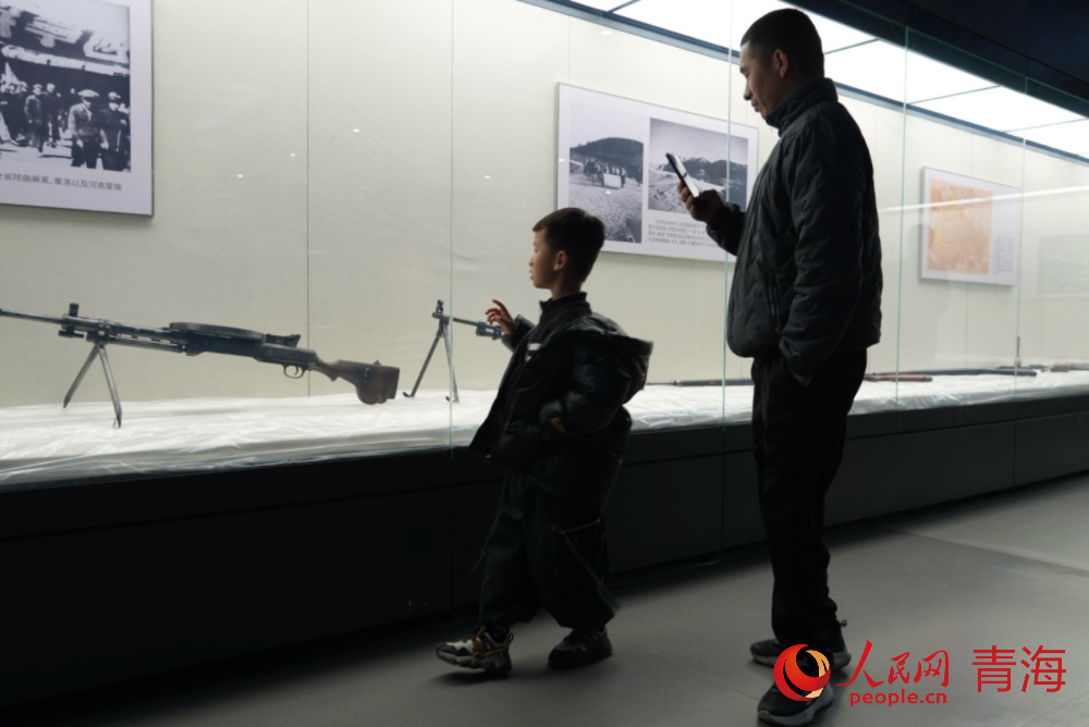 游客在展馆内参观。人民网记者 况玉摄