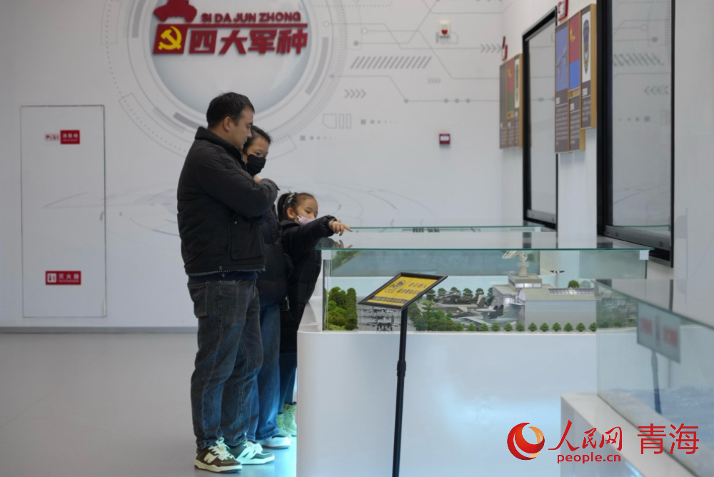 游客在展馆内参观。人民网记者 况玉摄