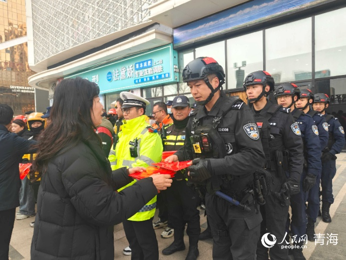 发放慰问金。实习生 李英杰摄