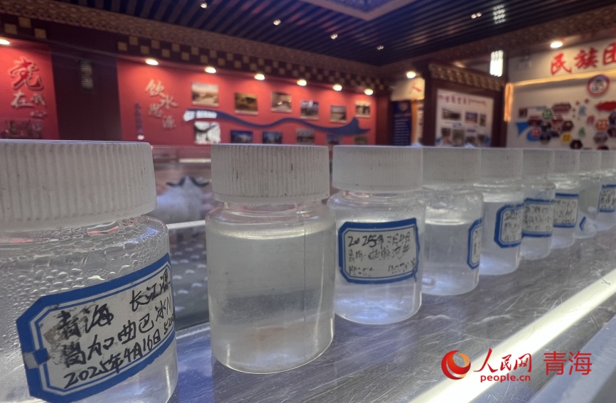 长江源村展馆内保存长江水。人民网记者 甘海琼摄