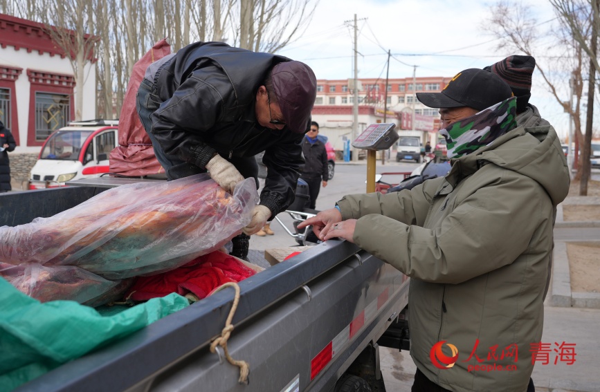 村民屯冬肉。人民网记者 况玉摄