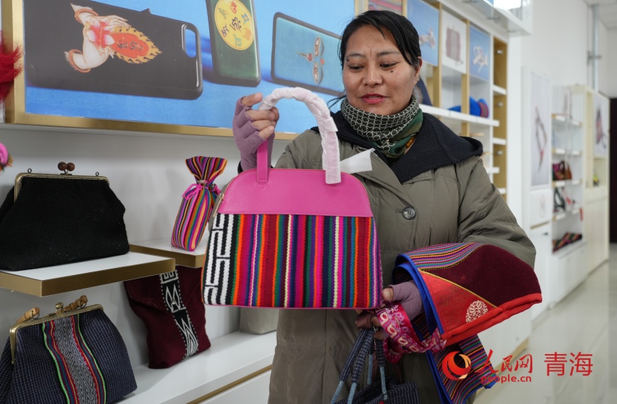 三木吉和她的氆氇手作包。人民网记者 况玉摄