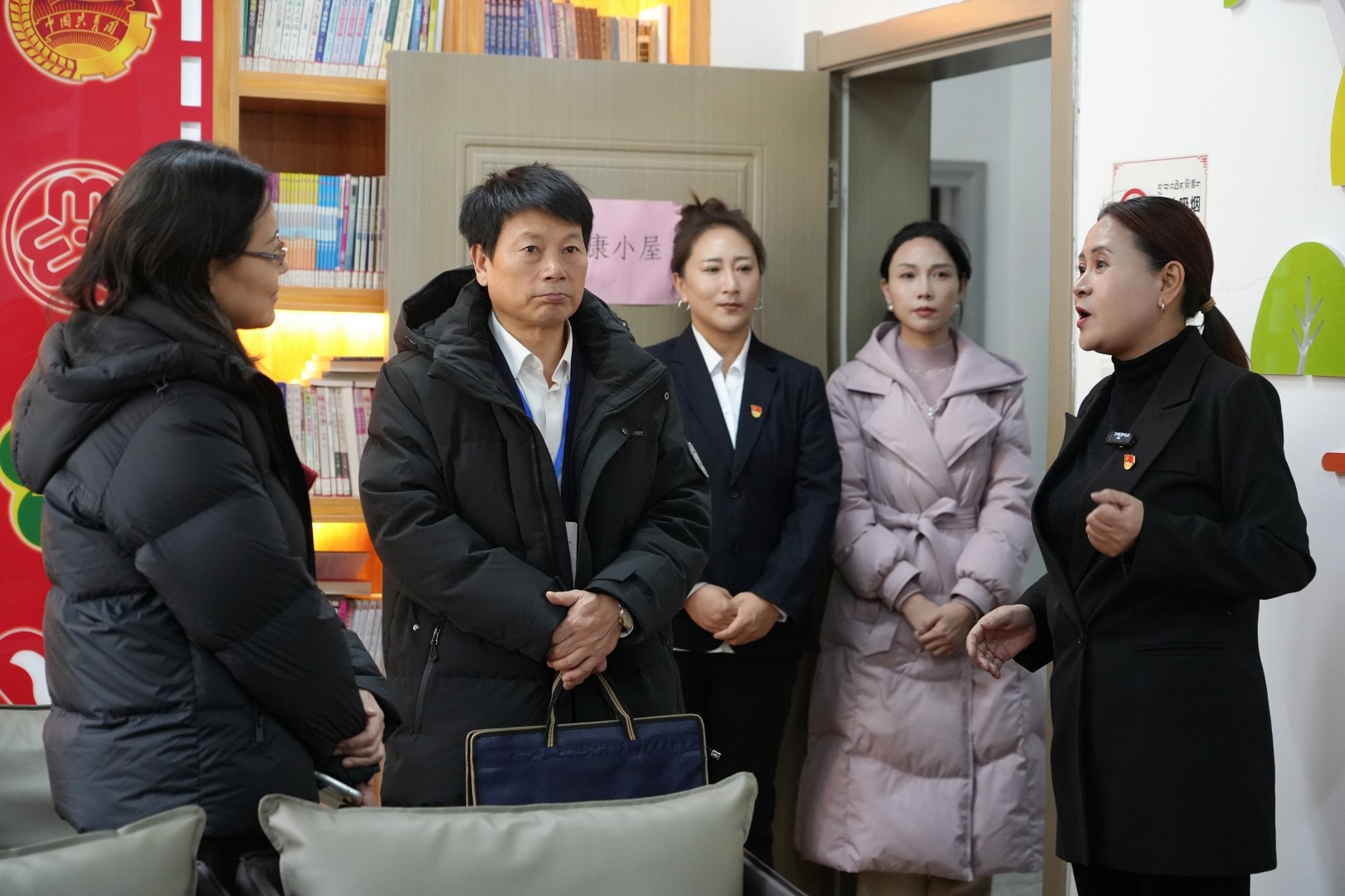 嘉宾们在同仁市热贡路社区调研