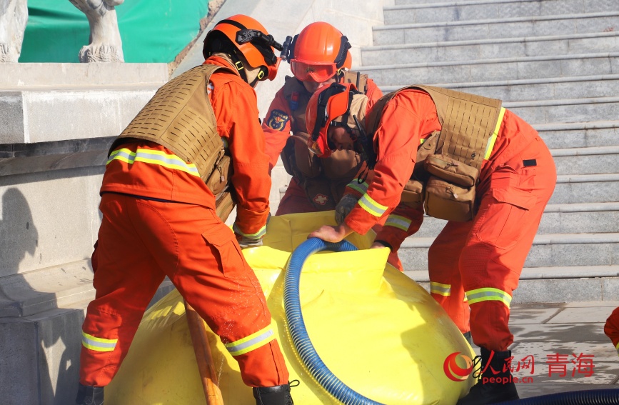 專業隊伍以水滅火。人民網記者 甘海瓊攝