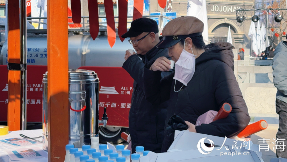 兰州市民品尝同仁犏牛牛奶。人民网记者 况玉摄
