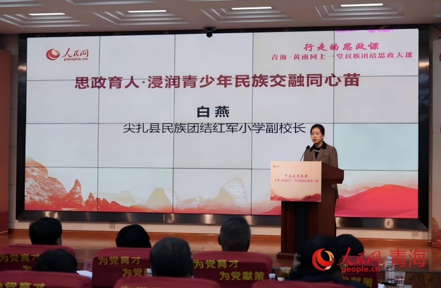 白燕分享。人民网记者 况玉摄