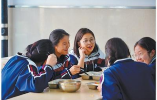                              一校牵起三地缘                                                        　上海、西宁、果洛，一校牵起三地缘。                                 【详细】                            