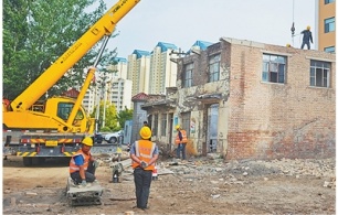                              建设舒适便利宜居城市                                                         稳步推进城中村和危旧房改造。青海省海东市互助土族自治县，老旧小区正在进行改造。                                【详细】                            