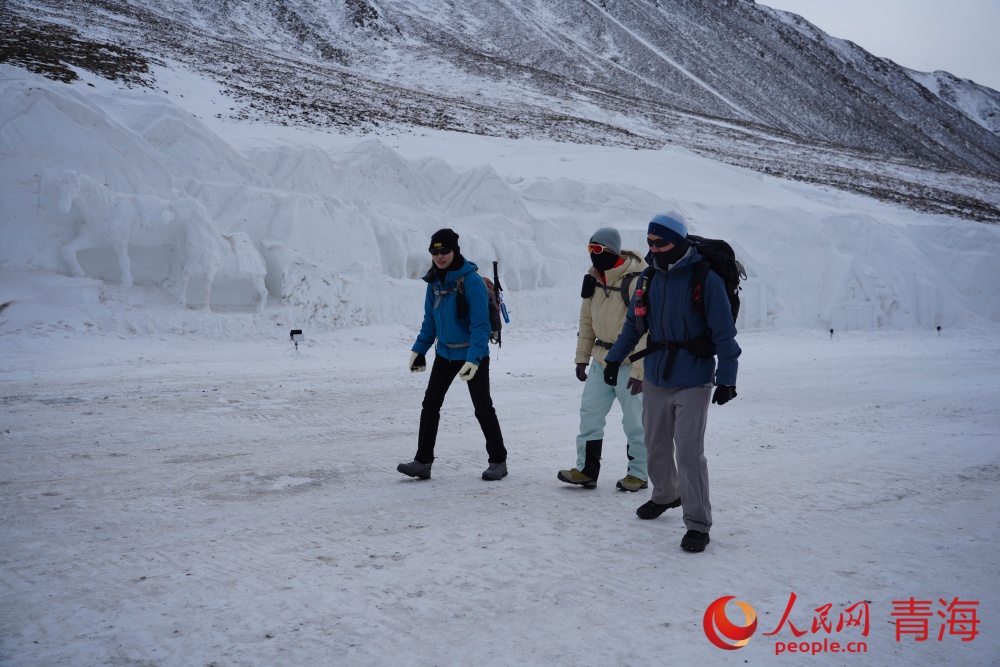 登山爱好者行进途中。人民网记者 况玉摄