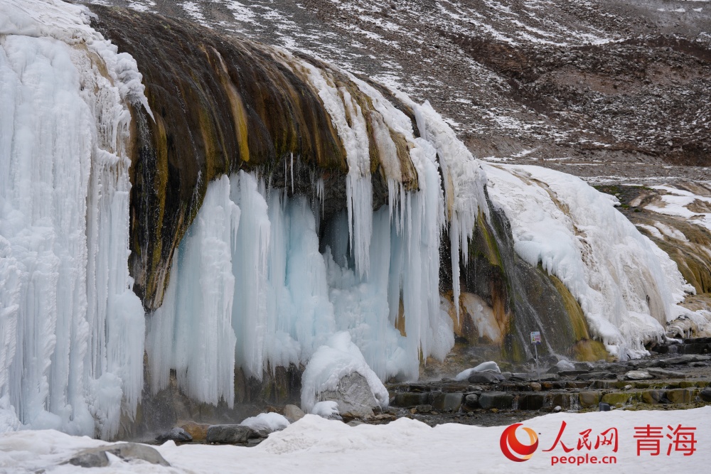 岗什卡雪峰七彩瀑布。人民网 马可欣摄