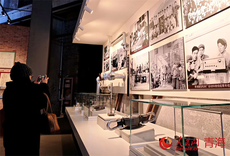 游客参观基地。人民网 马可欣摄