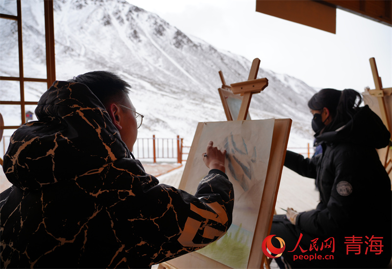門源縣浩門鎮高級中學的學生正在描摹雪山。人民網記者 況玉攝