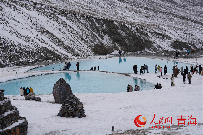 連心湖美景吸引游客打卡拍照。人民網記者 甘海瓊攝